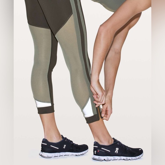 Lululemon Zip The Line Crop size 4 - Picture 3 of 8